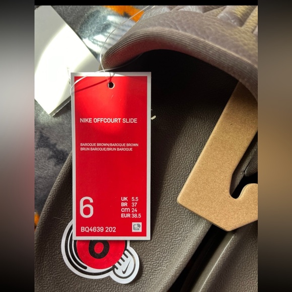 Brown Nike slides brand new !!!! - Picture 2 of 3